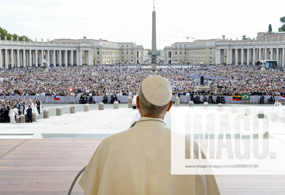 Pope Leo XIV Leads The General Audience - Vatican Pope Leo XIV attends the weekly general audience in Saint Peter’s square, Vatican on October 7, 2026. Photo by (EV) Simone Risoluti Vatican Media ABACAPRESS.COM Rome