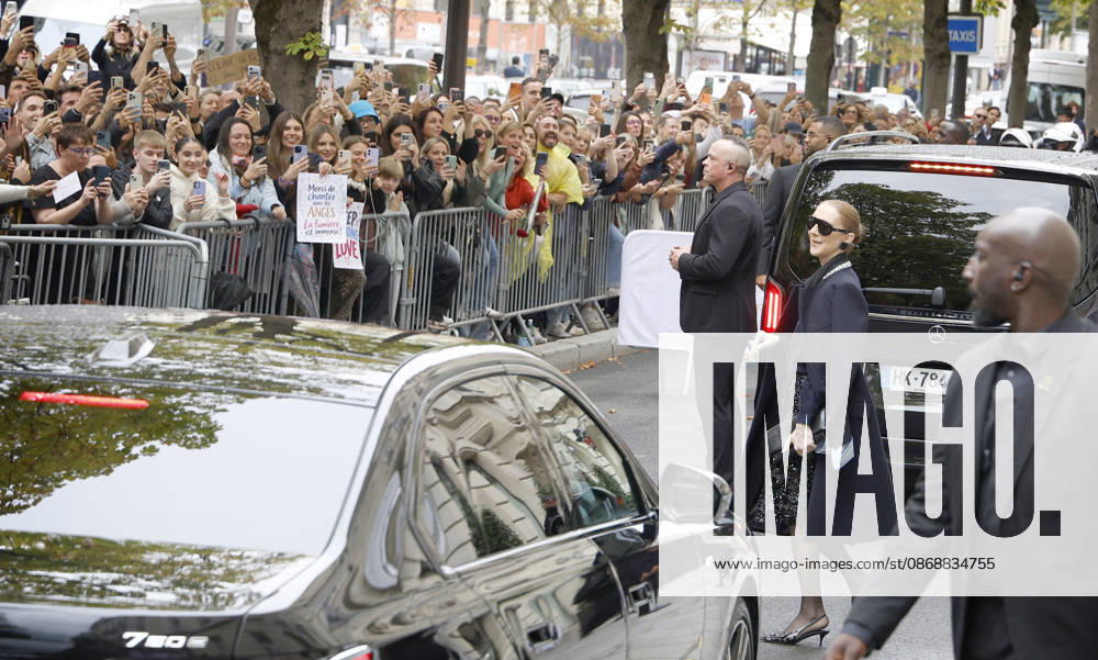 Céline Dion greets her fans in the rain as she leaves the Royal Monceau Hotel in Paris, before heading to the La Plénitude Arena in Paris La Défense to continue her concert series, October 7, 2026 Christophe Aubert Bestimage Celine Dion greets fans in the rain as she leaves the Royal Monceau Hotel in Paris, before heading to the La Plénitude Arena at Paris La Défense to continue her concert series on October 7, 2026 Paris, France