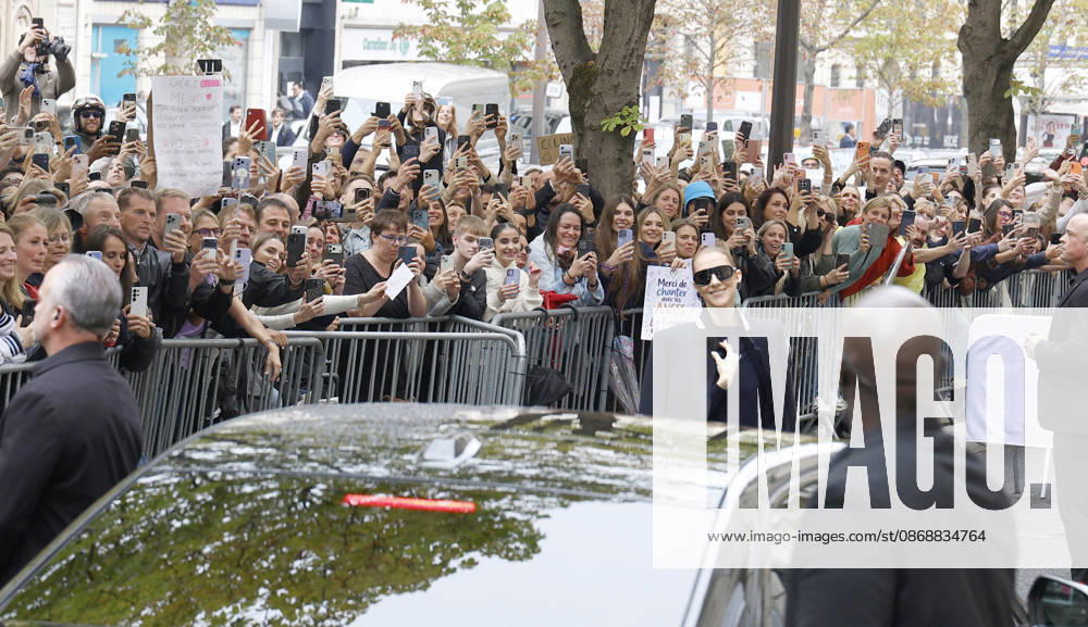 Céline Dion greets her fans in the rain as she leaves the Royal Monceau Hotel in Paris, before heading to the La Plénitude Arena in Paris La Défense to continue her concert series, October 7, 2026 Christophe Aubert Bestimage Celine Dion greets fans in the rain as she leaves the Royal Monceau Hotel in Paris, before heading to the La Plénitude Arena at Paris La Défense to continue her concert series on October 7, 2026 Paris, France