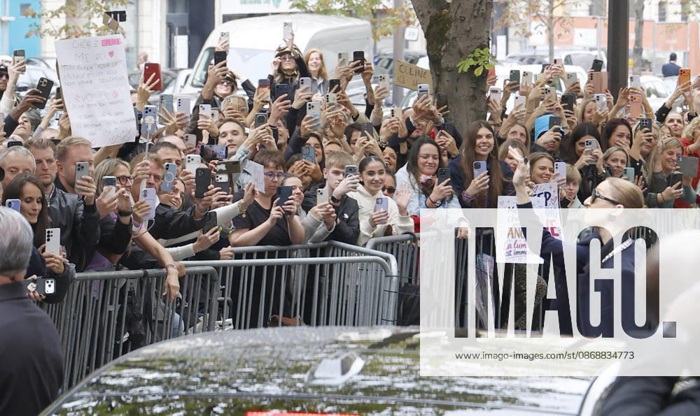 Céline Dion greets her fans in the rain as she leaves the Royal Monceau Hotel in Paris, before heading to the La Plénitude Arena in Paris La Défense to continue her concert series, October 7, 2026 Christophe Aubert Bestimage Celine Dion greets fans in the rain as she leaves the Royal Monceau Hotel in Paris, before heading to the La Plénitude Arena at Paris La Défense to continue her concert series on October 7, 2026 Paris, France
