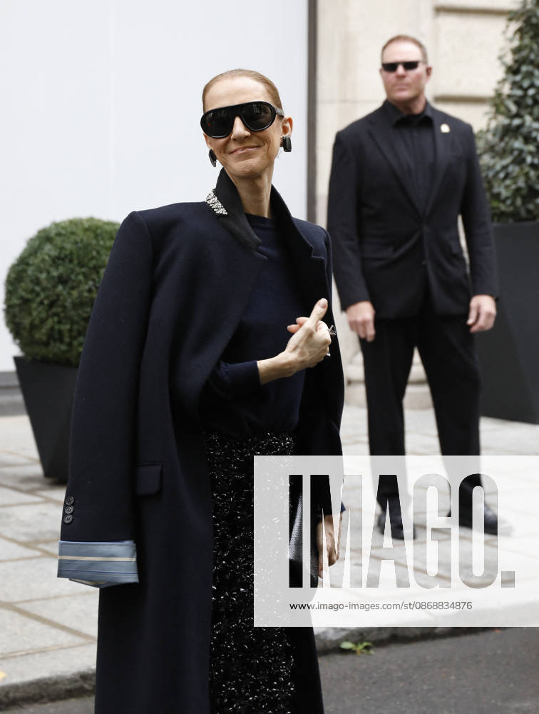 Céline Dion greets her fans in the rain as she leaves the Royal Monceau Hotel in Paris, before heading to the La Plénitude Arena in Paris La Défense to continue her concert series, October 7, 2026 Marc Ausset Lacroix Bestimage Celine Dion greets fans in the rain as she leaves the Royal Monceau Hotel in Paris, before heading to the La Plénitude Arena at Paris La Défense to continue her concert series on October 7, 2026 Paris, France