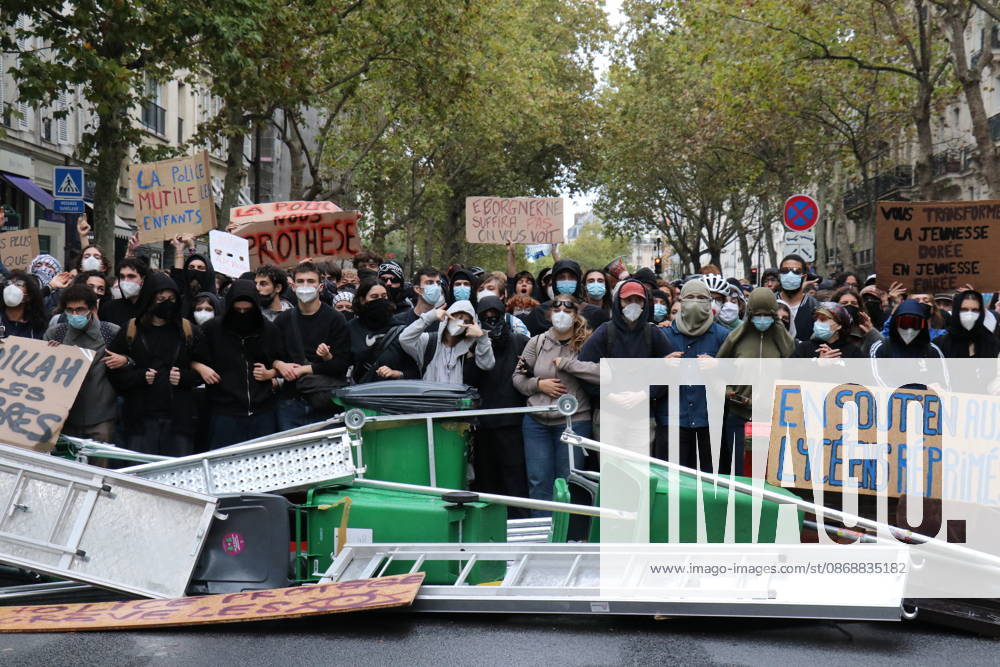 Student blockade near Sciences Po Paris PARIS, FRANCE - OCTOBER 7: Students gather behind makeshift barricades made of trash bins and metal barriers near Sciences Po Paris as part of ongoing mobilization linked to the broader high school and university protest movement in Paris, France, on October 7, 2026. A heavy police presence is deployed at the scene as students denounce conditions in the education system and express solidarity with mobilized high school students. Umit Donmez Anadolu Paris France. Editorial use only. Please get in touch for any other usage.