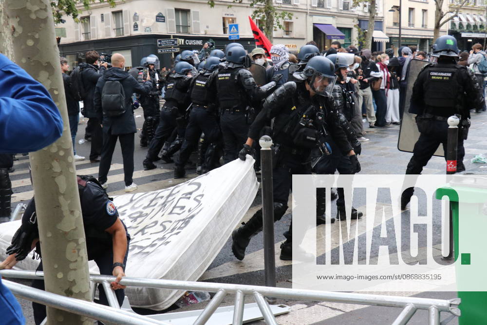 Student blockade near Sciences Po Paris PARIS, FRANCE - OCTOBER 7: A heavy police presence is deployed at the scene as students denounce conditions in the education system and express solidarity with mobilized high school students in Paris, France, on October 7, 2026. Students gather behind makeshift barricades made of trash bins and metal barriers near Sciences Po Paris as part of ongoing mobilization linked to the broader high school and university protest movement. Umit Donmez Anadolu Paris France. Editorial use only. Please get in touch for any other usage.
