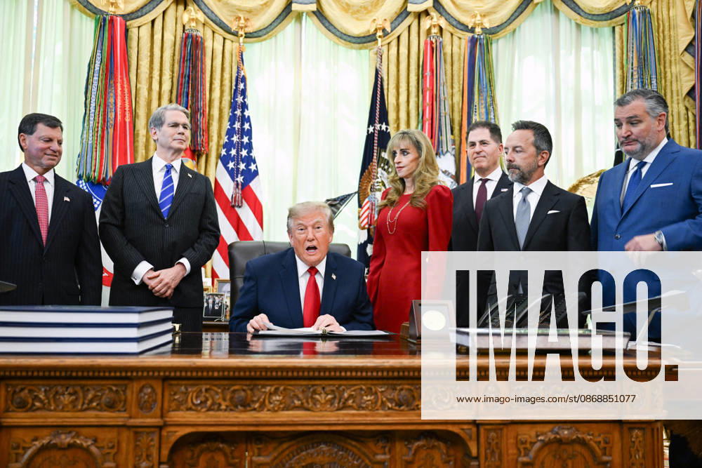 Trump Makes Oval Office Announcement WASHINGTON, DC - OCT. 7: US President Donald Trump makes an announcement in the Oval Office on Wednesday, Oct. 7, 2026 at the White House in Washington, D.C. (Photo by Annabelle Gordon Pool For The Washington Post) Washington DC United States