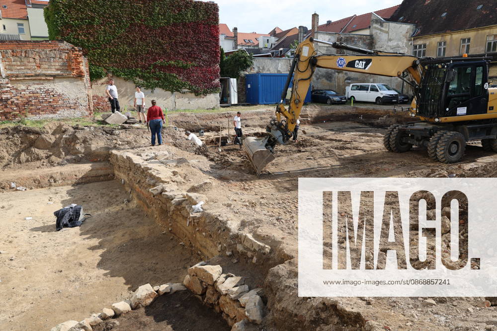 Erster Spatenstich: Baustart für das Sorbisches Wissensforum in Bautzen Bautzen, 7. Oktober 2026. Mit dem feierlichen ersten Spatenstich haben heute in Bautzen die Bauarbeiten für das Sorbisches Wissensforum begonnen. Das rund 50 Millionen Euro teure Großprojekt auf dem historischen Lauenareal gilt als der bisher bedeutendste Meilenstein der Stiftung für das sorbische Volk und wird vollständig über Mittel aus dem sächsischen Strukturwandel finanziert. Bis zur geplanten Fertigstellung im Jahr 2030 entsteht ein moderner, multifunktionaler Gebäudekomplex nach Plänen des Münchner Architekturbüros bogevischs buero. Der Neubau wird zwei der wichtigsten sorbischen Institutionen unter einem Dach vereinen: das Sorbisches Museum mit einer