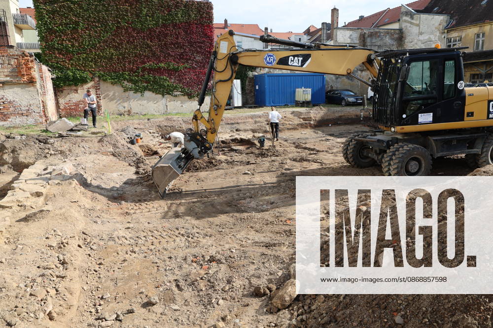 Erster Spatenstich: Baustart für das Sorbisches Wissensforum in Bautzen Bautzen, 7. Oktober 2026. Mit dem feierlichen ersten Spatenstich haben heute in Bautzen die Bauarbeiten für das Sorbisches Wissensforum begonnen. Das rund 50 Millionen Euro teure Großprojekt auf dem historischen Lauenareal gilt als der bisher bedeutendste Meilenstein der Stiftung für das sorbische Volk und wird vollständig über Mittel aus dem sächsischen Strukturwandel finanziert. Bis zur geplanten Fertigstellung im Jahr 2030 entsteht ein moderner, multifunktionaler Gebäudekomplex nach Plänen des Münchner Architekturbüros bogevischs buero. Der Neubau wird zwei der wichtigsten sorbischen Institutionen unter einem Dach vereinen: das Sorbisches Museum mit einer
