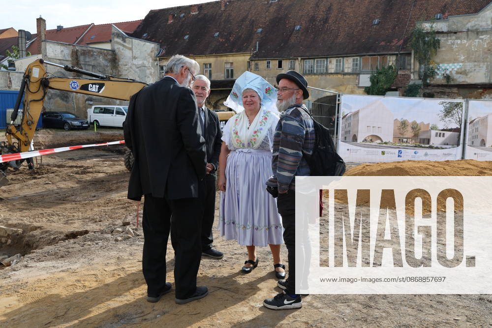 Erster Spatenstich: Baustart für das Sorbisches Wissensforum in Bautzen Bautzen, 7. Oktober 2026. Mit dem feierlichen ersten Spatenstich haben heute in Bautzen die Bauarbeiten für das Sorbisches Wissensforum begonnen. Das rund 50 Millionen Euro teure Großprojekt auf dem historischen Lauenareal gilt als der bisher bedeutendste Meilenstein der Stiftung für das sorbische Volk und wird vollständig über Mittel aus dem sächsischen Strukturwandel finanziert. Bis zur geplanten Fertigstellung im Jahr 2030 entsteht ein moderner, multifunktionaler Gebäudekomplex nach Plänen des Münchner Architekturbüros bogevischs buero. Der Neubau wird zwei der wichtigsten sorbischen Institutionen unter einem Dach vereinen: das Sorbisches Museum mit einer