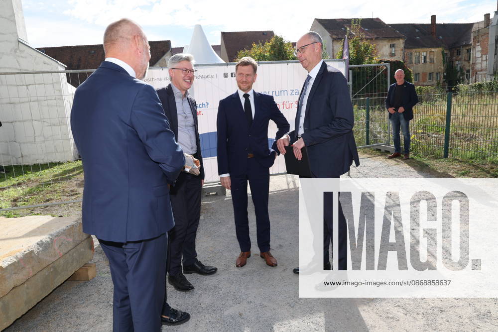 Erster Spatenstich: Baustart für das Sorbisches Wissensforum in Bautzen Bautzen, 7. Oktober 2026. Mit dem feierlichen ersten Spatenstich haben heute in Bautzen die Bauarbeiten für das Sorbisches Wissensforum begonnen. Das rund 50 Millionen Euro teure Großprojekt auf dem historischen Lauenareal gilt als der bisher bedeutendste Meilenstein der Stiftung für das sorbische Volk und wird vollständig über Mittel aus dem sächsischen Strukturwandel finanziert. Bis zur geplanten Fertigstellung im Jahr 2030 entsteht ein moderner, multifunktionaler Gebäudekomplex nach Plänen des Münchner Architekturbüros bogevischs buero. Der Neubau wird zwei der wichtigsten sorbischen Institutionen unter einem Dach vereinen: das Sorbisches Museum mit einer