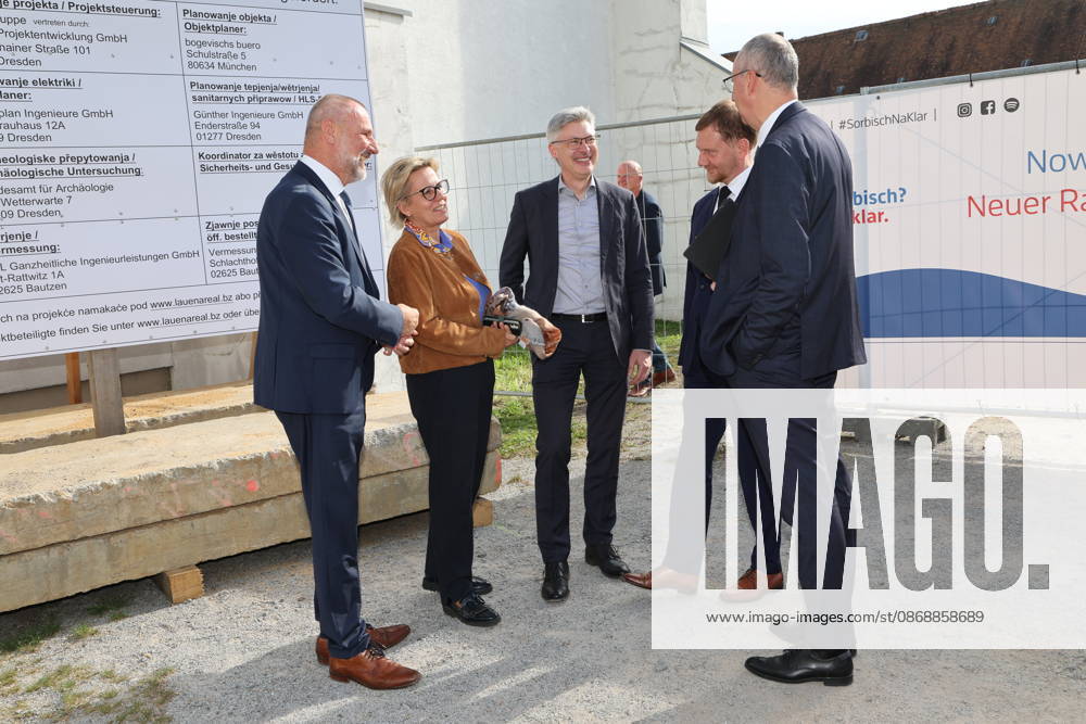 Erster Spatenstich: Baustart für das Sorbisches Wissensforum in Bautzen Bautzen, 7. Oktober 2026. Mit dem feierlichen ersten Spatenstich haben heute in Bautzen die Bauarbeiten für das Sorbisches Wissensforum begonnen. Das rund 50 Millionen Euro teure Großprojekt auf dem historischen Lauenareal gilt als der bisher bedeutendste Meilenstein der Stiftung für das sorbische Volk und wird vollständig über Mittel aus dem sächsischen Strukturwandel finanziert. Bis zur geplanten Fertigstellung im Jahr 2030 entsteht ein moderner, multifunktionaler Gebäudekomplex nach Plänen des Münchner Architekturbüros bogevischs buero. Der Neubau wird zwei der wichtigsten sorbischen Institutionen unter einem Dach vereinen: das Sorbisches Museum mit einer