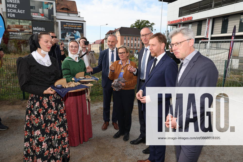 Erster Spatenstich: Baustart für das Sorbisches Wissensforum in Bautzen Bautzen, 7. Oktober 2026. Mit dem feierlichen ersten Spatenstich haben heute in Bautzen die Bauarbeiten für das Sorbisches Wissensforum begonnen. Das rund 50 Millionen Euro teure Großprojekt auf dem historischen Lauenareal gilt als der bisher bedeutendste Meilenstein der Stiftung für das sorbische Volk und wird vollständig über Mittel aus dem sächsischen Strukturwandel finanziert. Bis zur geplanten Fertigstellung im Jahr 2030 entsteht ein moderner, multifunktionaler Gebäudekomplex nach Plänen des Münchner Architekturbüros bogevischs buero. Der Neubau wird zwei der wichtigsten sorbischen Institutionen unter einem Dach vereinen: das Sorbisches Museum mit einer