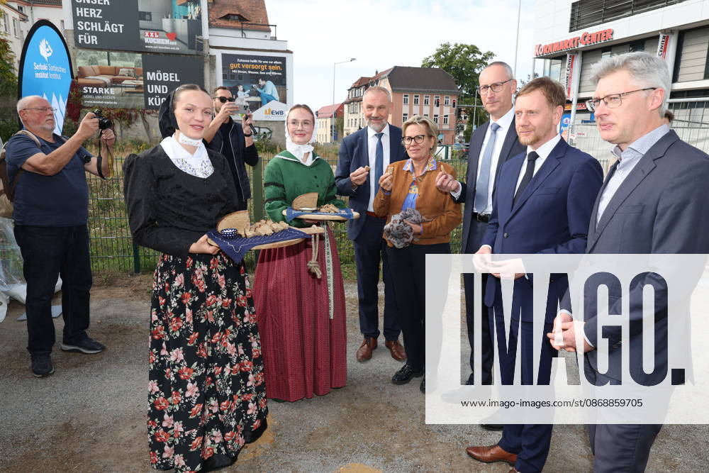 Erster Spatenstich: Baustart für das Sorbisches Wissensforum in Bautzen Bautzen, 7. Oktober 2026. Mit dem feierlichen ersten Spatenstich haben heute in Bautzen die Bauarbeiten für das Sorbisches Wissensforum begonnen. Das rund 50 Millionen Euro teure Großprojekt auf dem historischen Lauenareal gilt als der bisher bedeutendste Meilenstein der Stiftung für das sorbische Volk und wird vollständig über Mittel aus dem sächsischen Strukturwandel finanziert. Bis zur geplanten Fertigstellung im Jahr 2030 entsteht ein moderner, multifunktionaler Gebäudekomplex nach Plänen des Münchner Architekturbüros bogevischs buero. Der Neubau wird zwei der wichtigsten sorbischen Institutionen unter einem Dach vereinen: das Sorbisches Museum mit einer