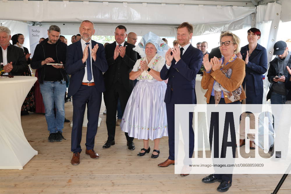 Erster Spatenstich: Baustart für das Sorbisches Wissensforum in Bautzen Bautzen, 7. Oktober 2026. Mit dem feierlichen ersten Spatenstich haben heute in Bautzen die Bauarbeiten für das Sorbisches Wissensforum begonnen. Das rund 50 Millionen Euro teure Großprojekt auf dem historischen Lauenareal gilt als der bisher bedeutendste Meilenstein der Stiftung für das sorbische Volk und wird vollständig über Mittel aus dem sächsischen Strukturwandel finanziert. Bis zur geplanten Fertigstellung im Jahr 2030 entsteht ein moderner, multifunktionaler Gebäudekomplex nach Plänen des Münchner Architekturbüros bogevischs buero. Der Neubau wird zwei der wichtigsten sorbischen Institutionen unter einem Dach vereinen: das Sorbisches Museum mit einer