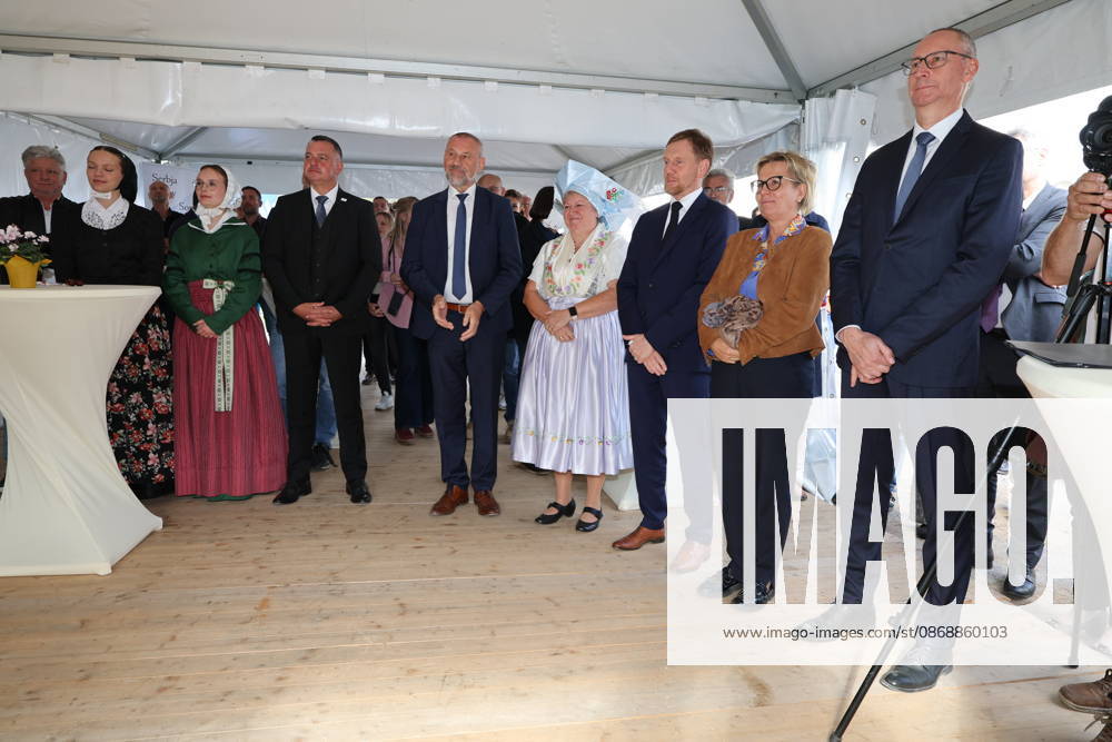 Erster Spatenstich: Baustart für das Sorbisches Wissensforum in Bautzen Bautzen, 7. Oktober 2026. Mit dem feierlichen ersten Spatenstich haben heute in Bautzen die Bauarbeiten für das Sorbisches Wissensforum begonnen. Das rund 50 Millionen Euro teure Großprojekt auf dem historischen Lauenareal gilt als der bisher bedeutendste Meilenstein der Stiftung für das sorbische Volk und wird vollständig über Mittel aus dem sächsischen Strukturwandel finanziert. Bis zur geplanten Fertigstellung im Jahr 2030 entsteht ein moderner, multifunktionaler Gebäudekomplex nach Plänen des Münchner Architekturbüros bogevischs buero. Der Neubau wird zwei der wichtigsten sorbischen Institutionen unter einem Dach vereinen: das Sorbisches Museum mit einer
