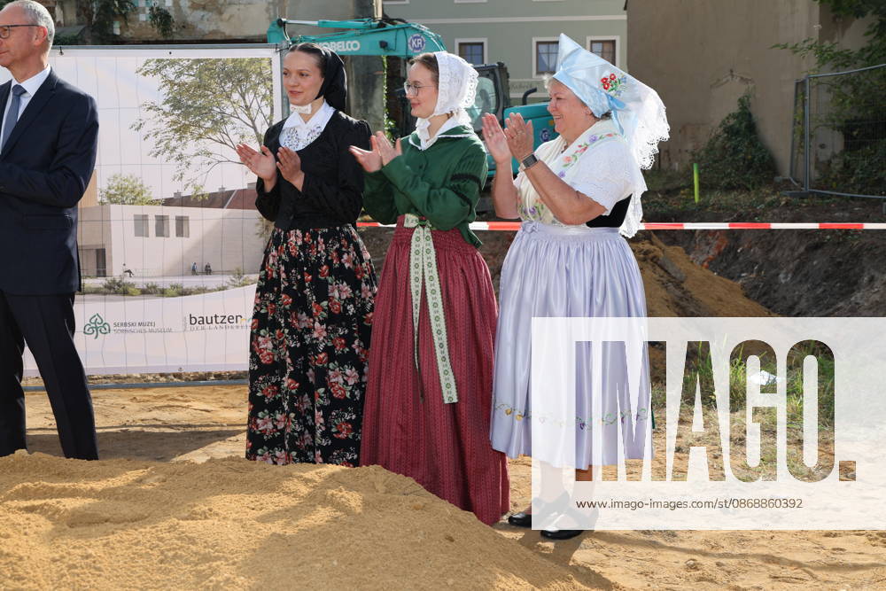 Erster Spatenstich: Baustart für das Sorbisches Wissensforum in Bautzen Bautzen, 7. Oktober 2026. Mit dem feierlichen ersten Spatenstich haben heute in Bautzen die Bauarbeiten für das Sorbisches Wissensforum begonnen. Das rund 50 Millionen Euro teure Großprojekt auf dem historischen Lauenareal gilt als der bisher bedeutendste Meilenstein der Stiftung für das sorbische Volk und wird vollständig über Mittel aus dem sächsischen Strukturwandel finanziert. Bis zur geplanten Fertigstellung im Jahr 2030 entsteht ein moderner, multifunktionaler Gebäudekomplex nach Plänen des Münchner Architekturbüros bogevischs buero. Der Neubau wird zwei der wichtigsten sorbischen Institutionen unter einem Dach vereinen: das Sorbisches Museum mit einer