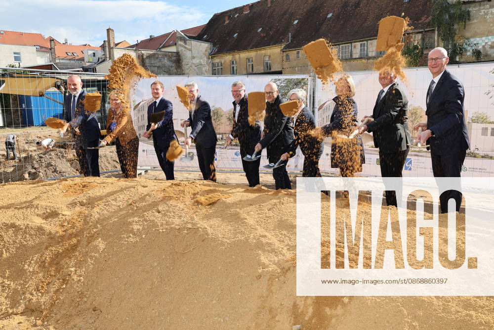Erster Spatenstich: Baustart für das Sorbisches Wissensforum in Bautzen Bautzen, 7. Oktober 2026. Mit dem feierlichen ersten Spatenstich haben heute in Bautzen die Bauarbeiten für das Sorbisches Wissensforum begonnen. Das rund 50 Millionen Euro teure Großprojekt auf dem historischen Lauenareal gilt als der bisher bedeutendste Meilenstein der Stiftung für das sorbische Volk und wird vollständig über Mittel aus dem sächsischen Strukturwandel finanziert. Bis zur geplanten Fertigstellung im Jahr 2030 entsteht ein moderner, multifunktionaler Gebäudekomplex nach Plänen des Münchner Architekturbüros bogevischs buero. Der Neubau wird zwei der wichtigsten sorbischen Institutionen unter einem Dach vereinen: das Sorbisches Museum mit einer