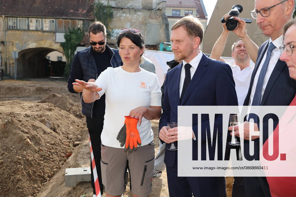 Erster Spatenstich: Baustart für das Sorbisches Wissensforum in Bautzen Bautzen, 7. Oktober 2026. Mit dem feierlichen ersten Spatenstich haben heute in Bautzen die Bauarbeiten für das Sorbisches Wissensforum begonnen. Das rund 50 Millionen Euro teure Großprojekt auf dem historischen Lauenareal gilt als der bisher bedeutendste Meilenstein der Stiftung für das sorbische Volk und wird vollständig über Mittel aus dem sächsischen Strukturwandel finanziert. Bis zur geplanten Fertigstellung im Jahr 2030 entsteht ein moderner, multifunktionaler Gebäudekomplex nach Plänen des Münchner Architekturbüros bogevischs buero. Der Neubau wird zwei der wichtigsten sorbischen Institutionen unter einem Dach vereinen: das Sorbisches Museum mit einer
