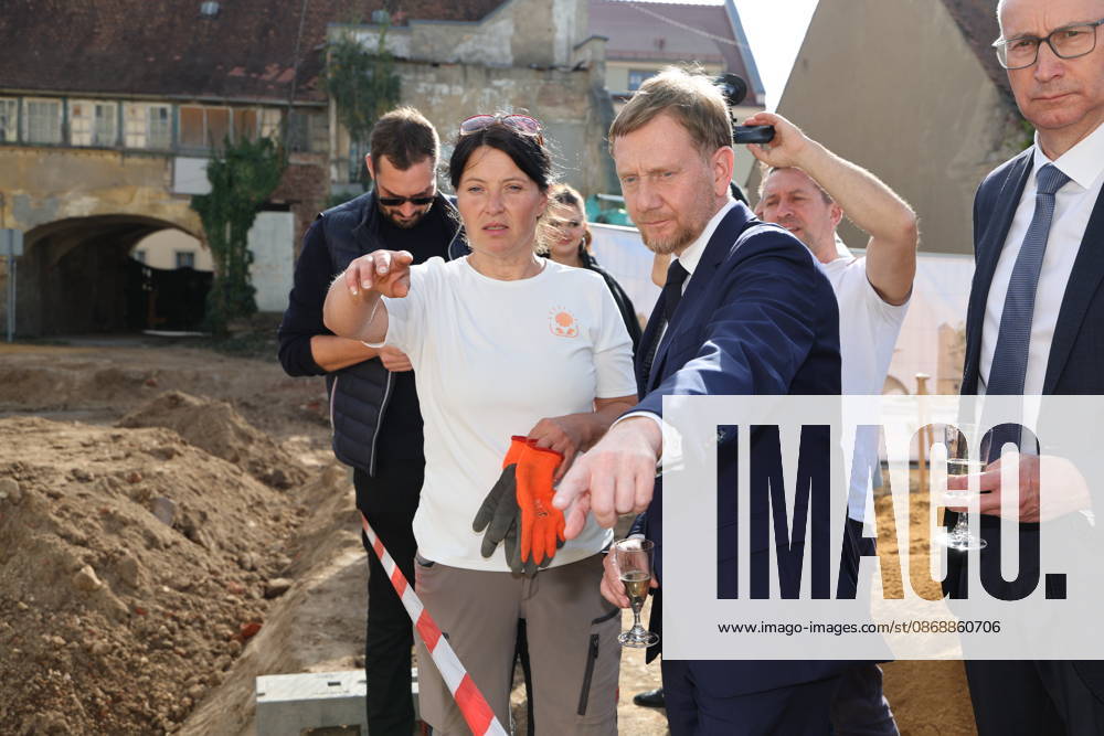 Erster Spatenstich: Baustart für das Sorbisches Wissensforum in Bautzen Bautzen, 7. Oktober 2026. Mit dem feierlichen ersten Spatenstich haben heute in Bautzen die Bauarbeiten für das Sorbisches Wissensforum begonnen. Das rund 50 Millionen Euro teure Großprojekt auf dem historischen Lauenareal gilt als der bisher bedeutendste Meilenstein der Stiftung für das sorbische Volk und wird vollständig über Mittel aus dem sächsischen Strukturwandel finanziert. Bis zur geplanten Fertigstellung im Jahr 2030 entsteht ein moderner, multifunktionaler Gebäudekomplex nach Plänen des Münchner Architekturbüros bogevischs buero. Der Neubau wird zwei der wichtigsten sorbischen Institutionen unter einem Dach vereinen: das Sorbisches Museum mit einer