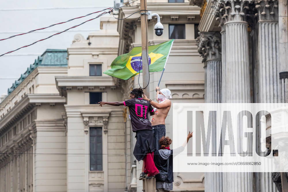 Rio de Janeiro, Brazil. October 7, 2026. March for Democracy: Students gather to protest the rise of the far right and march through the city center (Cinelo¢ndia) in support of President Lula s candidacy. Photo: . - ZUMAl255 20261007_zip_l255_001