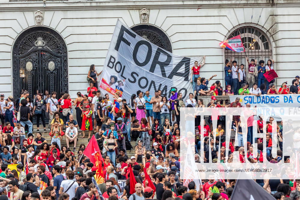 Rio de Janeiro, Brazil. October 7, 2026. March for Democracy: Students gather to protest the rise of the far right and march through the city center (Cinelo¢ndia) in support of President Lula s candidacy. Photo: . - ZUMAl255 20261007_zip_l255_004