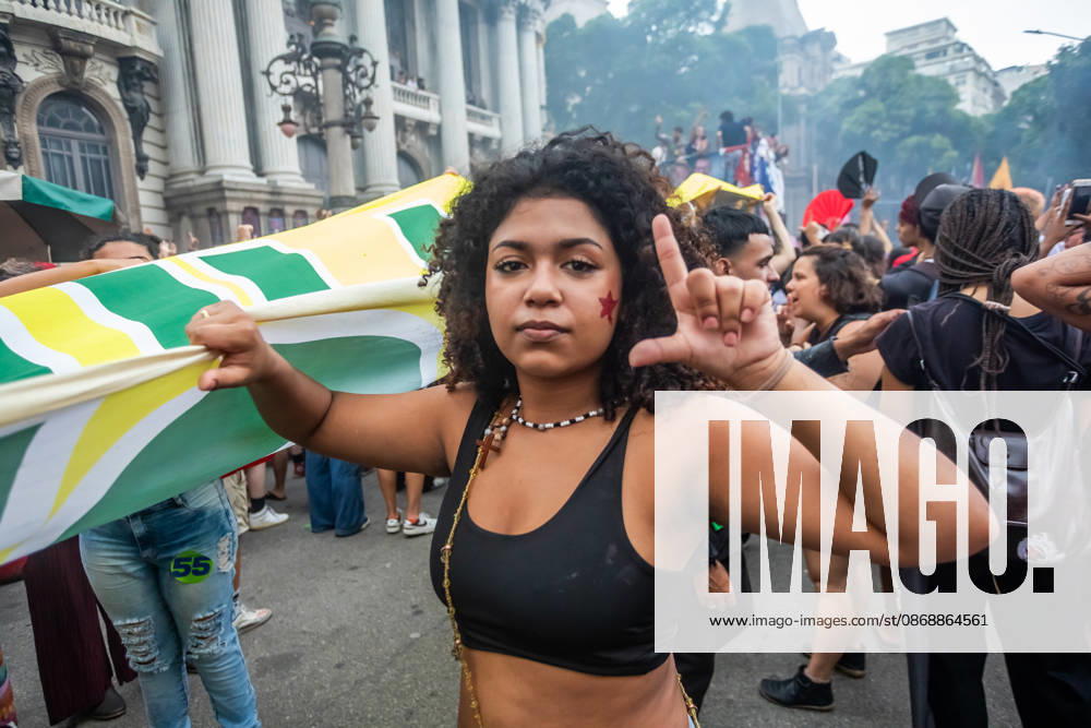 Rio de Janeiro, Brazil. October 7, 2026. March for Democracy: Students gather to protest the rise of the far right and march through the city center (Cinelo¢ndia) in support of President Lula s candidacy. Photo: . - ZUMAl255 20261007_zip_l255_013