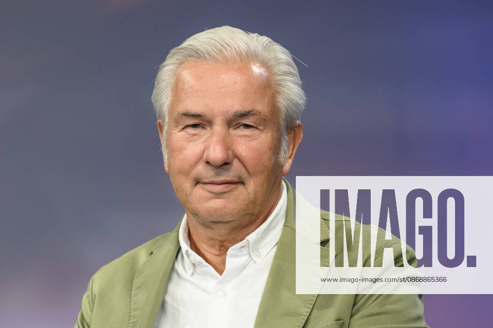 Pictured, from left: Klaus Wowereit, SPD, former Governing Mayor of Berlin, GER, Berlin, studio, guest on Maischberger, political talk show, TV, program, with host Sandra Maischberger, Das Erste, from Adlershof Am Studio 20, October 7, 2026,