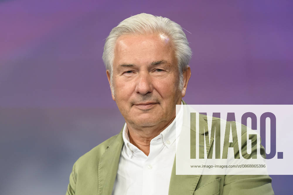 Pictured from left: Klaus Wowereit, SPD, former Governing Mayor of Berlin, GER, Berlin, studio, guest on *Maischberger*, political talk show, TV, program, with host Sandra Maischberger, *Das Erste*, from Adlershof Am Studio 20, October 7, 2026,