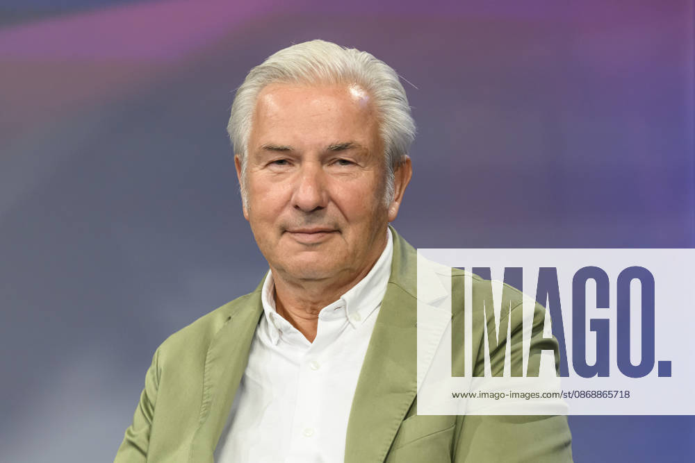 Pictured, from left: Klaus Wowereit, SPD, former Governing Mayor of Berlin, GER, Berlin, studio, guest on Maischberger, political talk show, TV, program, with host Sandra Maischberger, Das Erste, from Adlershof Am Studio 20, October 7, 2026,