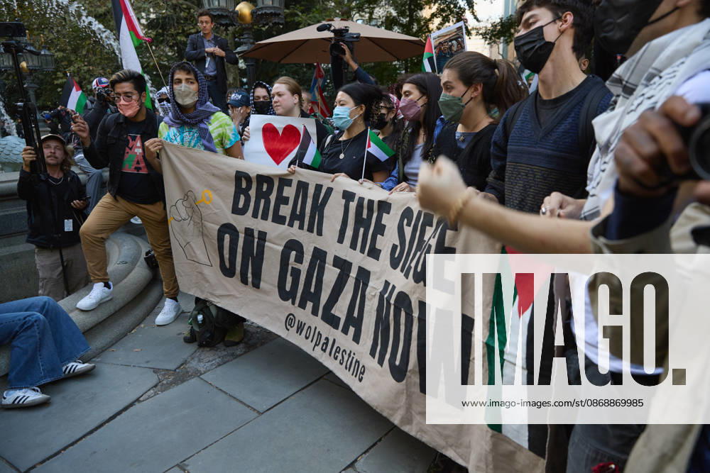 Demonstrators hold a banner reading BREAK THE SIEGE ON GAZA NOW during a pro-Palestinian protest at City Hall Park in New York City, New York. New York USA - ZUMAs237 20261007_aap_s237_032