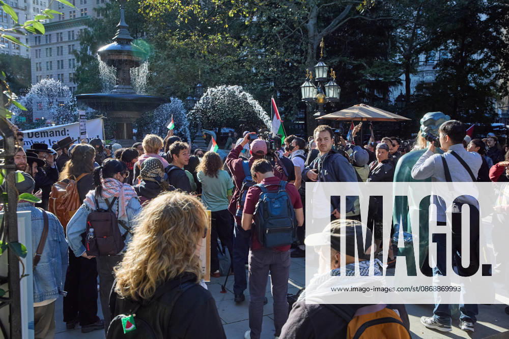 Demonstrators gather near a fountain during a pro-Palestinian rally at City Hall Park in New York City, New York. New York USA - ZUMAs237 20261007_aap_s237_038