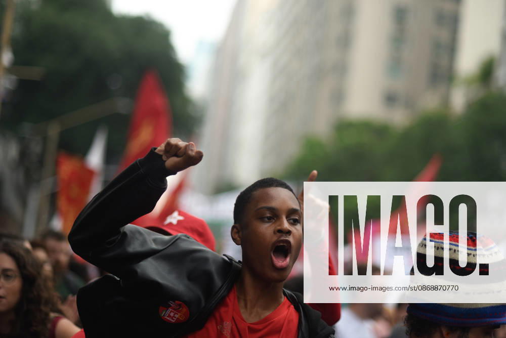 Thousands of demonstrators gathered in downtown Rio de Janeiro RIO DE JANEIRO, BRAZIL - OCTOBER 7: Thousands of demonstrators gathered in downtown in support of presidential candidate Luiz Inacio Lula da Silva (PT) ahead of the second round of Brazil’s presidential election in Rio de Janeiro on October 7, 2026. The demonstration, organized under the name Youth on the Streets for Democracy, began at Candelaria and continued with a march toward Cinelandia. Students gathered at noon for an event organized by the Rio de Janeiro State Students’ Union (UEE-RJ) as a peaceful demonstration in defense of democracy, student rights, education and equality. Fabio Teixeira Anadolu Rio de Janeiro Brazil. Editorial use only. Please get in touch for an