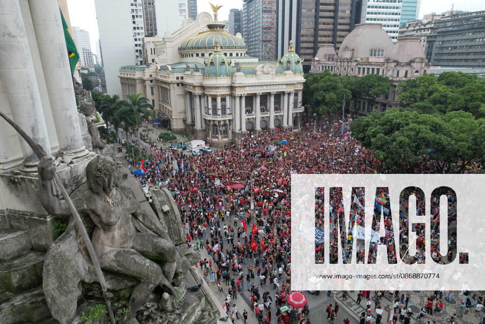 Thousands of demonstrators gathered in downtown Rio de Janeiro RIO DE JANEIRO, BRAZIL - OCTOBER 7: Thousands of demonstrators gathered in downtown in support of presidential candidate Luiz Inacio Lula da Silva (PT) ahead of the second round of Brazil’s presidential election in Rio de Janeiro on October 7, 2026. The demonstration, organized under the name Youth on the Streets for Democracy, began at Candelaria and continued with a march toward Cinelandia. Students gathered at noon for an event organized by the Rio de Janeiro State Students’ Union (UEE-RJ) as a peaceful demonstration in defense of democracy, student rights, education and equality. Fabio Teixeira Anadolu Rio de Janeiro Brazil. Editorial use only. Please get in touch for an