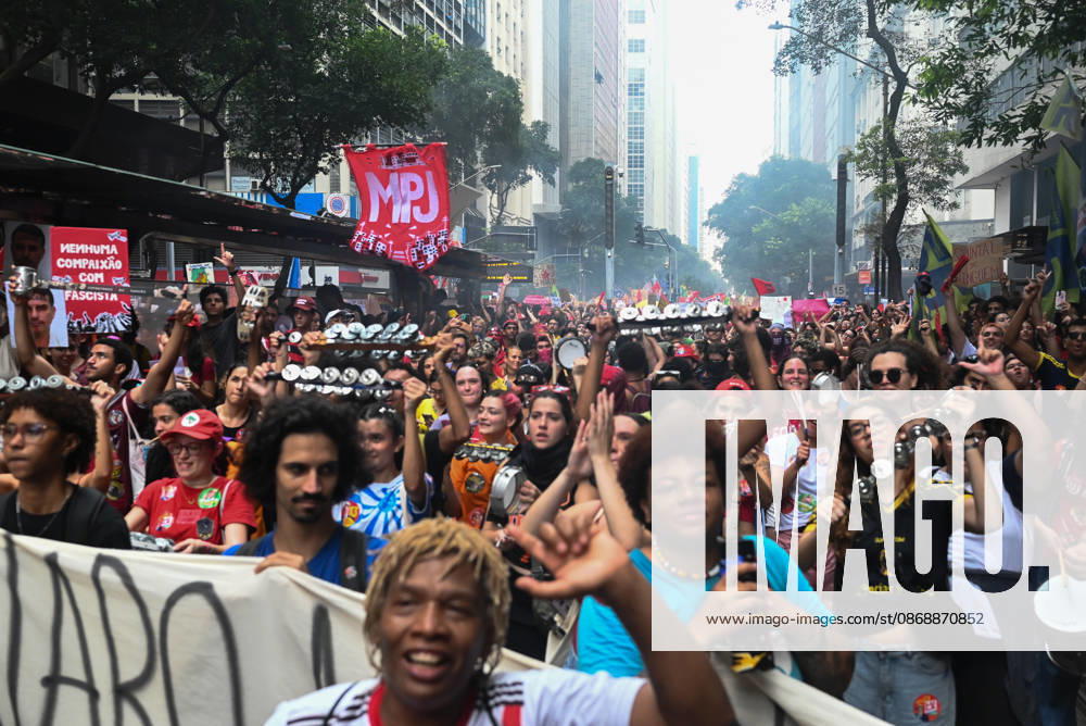 Thousands of demonstrators gathered in downtown Rio de Janeiro RIO DE JANEIRO, BRAZIL - OCTOBER 7: Thousands of demonstrators gathered in downtown in support of presidential candidate Luiz Inacio Lula da Silva (PT) ahead of the second round of Brazil’s presidential election in Rio de Janeiro on October 7, 2026. The demonstration, organized under the name Youth on the Streets for Democracy, began at Candelaria and continued with a march toward Cinelandia. Students gathered at noon for an event organized by the Rio de Janeiro State Students’ Union (UEE-RJ) as a peaceful demonstration in defense of democracy, student rights, education and equality. Fabio Teixeira Anadolu Rio de Janeiro Brazil. Editorial use only. Please get in touch for an