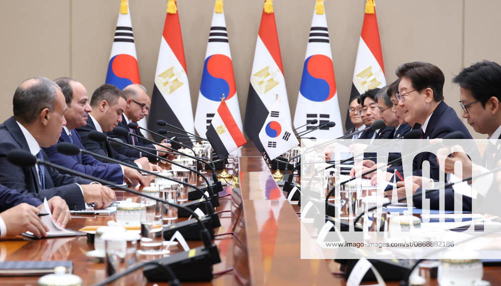 S. Korea-Egypt summit S. Korea-Egypt summit South Korean President Lee Jae Myung (2nd from R) holds summit talks with Egyptian President Abdel Fattah El-Sisi (2nd from L) at the presidential office Cheong Wa Dae in Seoul on Oct. 8, 2026. (Yonhap) 2026-10-08 11:27:44 <Copyright ¨Ï 1980-2026 YONHAPNEWS AGENCY. .> ¼­¿ïÆ¯º°½Ã