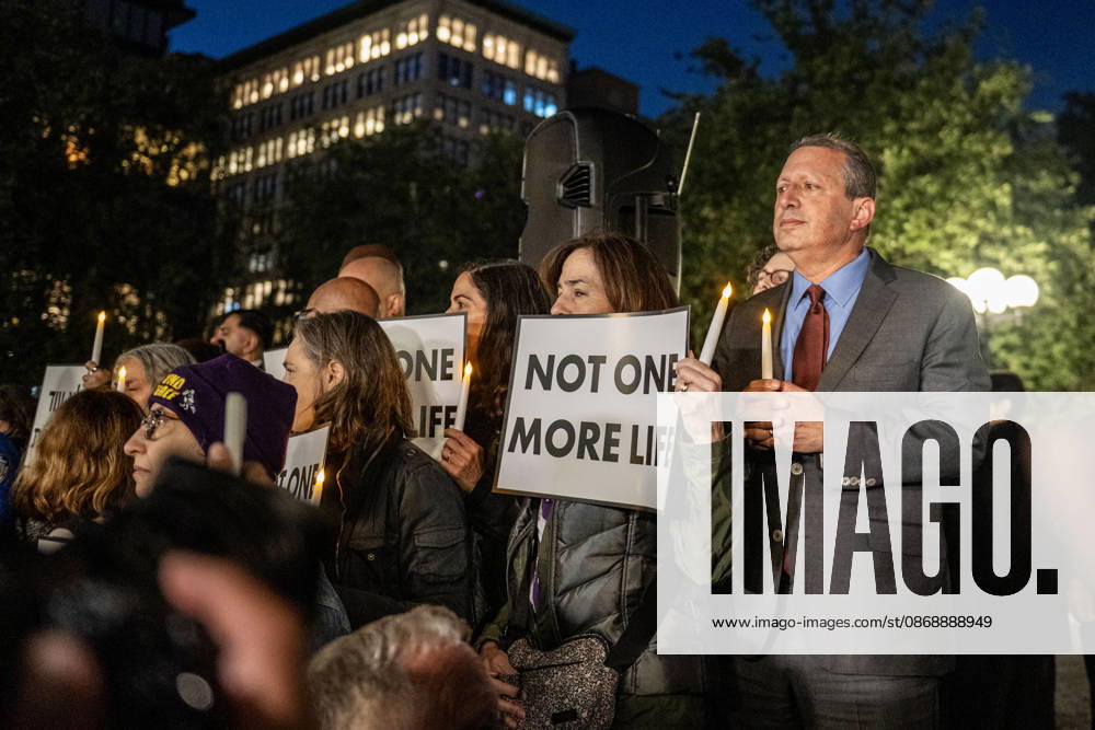 The Union Square candlelight vigil organized by the group Israelis for Peace on October 7th 2026 went on in spite of loud protests by pro-Palestinian activists. Several public officials, including New York City mayor ZOHRAN MAMDANI, joined the group in commemorating the Israeli lives lost on Ocotober 7th 2023 despite the protests. Congressional candidate BRAD LANDER stands with vigil participants. New York USA - ZUMAh214 20261007_znp_h214_001