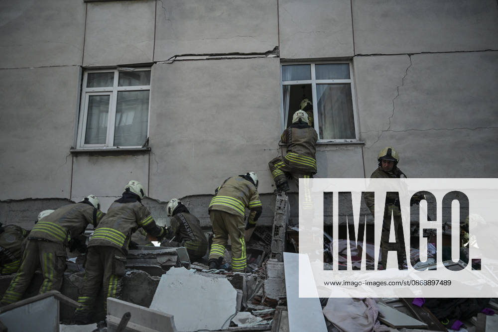 Partial collapse occurs in 7-story building in Istanbul s Maltepe district ISTANBUL, TURKIYE - OCTOBER 8: Search and rescue teams continue efforts to locate and rescue people trapped under the rubble as an injured person is taken to a hospital by ambulance after the lower floors of a seven-story building partially collapse in the Maltepe district of Istanbul, Turkiye, on October 8, 2026. Murat Sengul Anadolu Istanbul Turkey. Editorial use only. Please get in touch for any other usage.