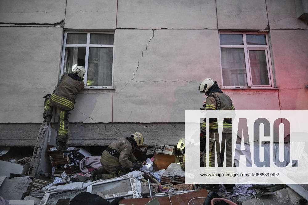 Partial collapse occurs in 7-story building in Istanbul s Maltepe district ISTANBUL, TURKIYE - OCTOBER 8: Search and rescue teams continue efforts to locate and rescue people trapped under the rubble as an injured person is taken to a hospital by ambulance after the lower floors of a seven-story building partially collapse in the Maltepe district of Istanbul, Turkiye, on October 8, 2026. Murat Sengul Anadolu Istanbul Turkey. Editorial use only. Please get in touch for any other usage.