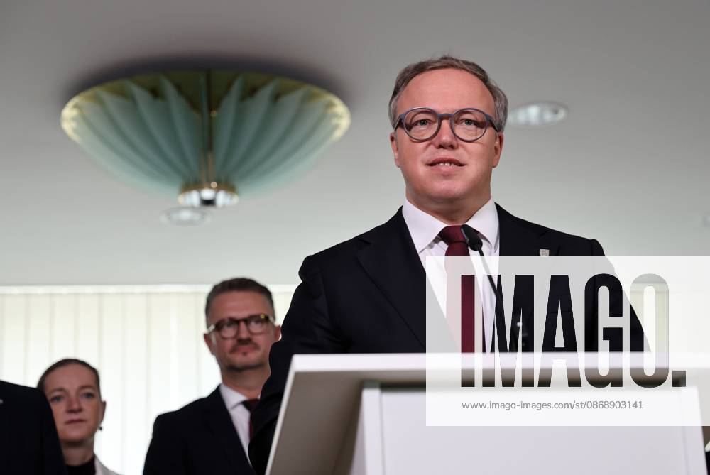 Thuringian State Parliament: Statement by Minister-President Mario Voigt (CDU), October 7, 2026, Erfurt, Thuringian State Parliament, Statement by Minister President Mario Voigt (CDU); he has withdrawn the lawsuit and accepts the revocation of his doctoral degree; he is issuing this statement on behalf of the entire parliamentary caucus, which is standing behind him symbolically
