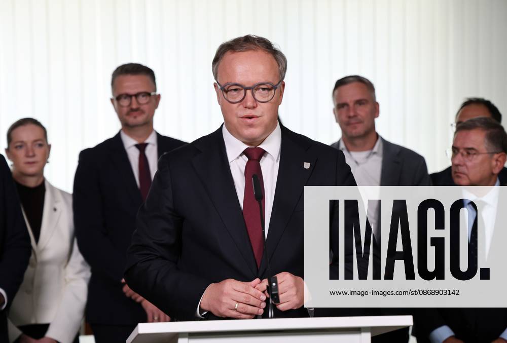 Thuringian State Parliament: Statement by Minister-President Mario Voigt (CDU), October 7, 2026, Erfurt, Thuringian State Parliament, Statement by Minister President Mario Voigt (CDU); he has withdrawn the lawsuit and accepts the revocation of his doctoral degree; he is issuing this statement on behalf of the entire parliamentary caucus, which is standing behind him symbolically