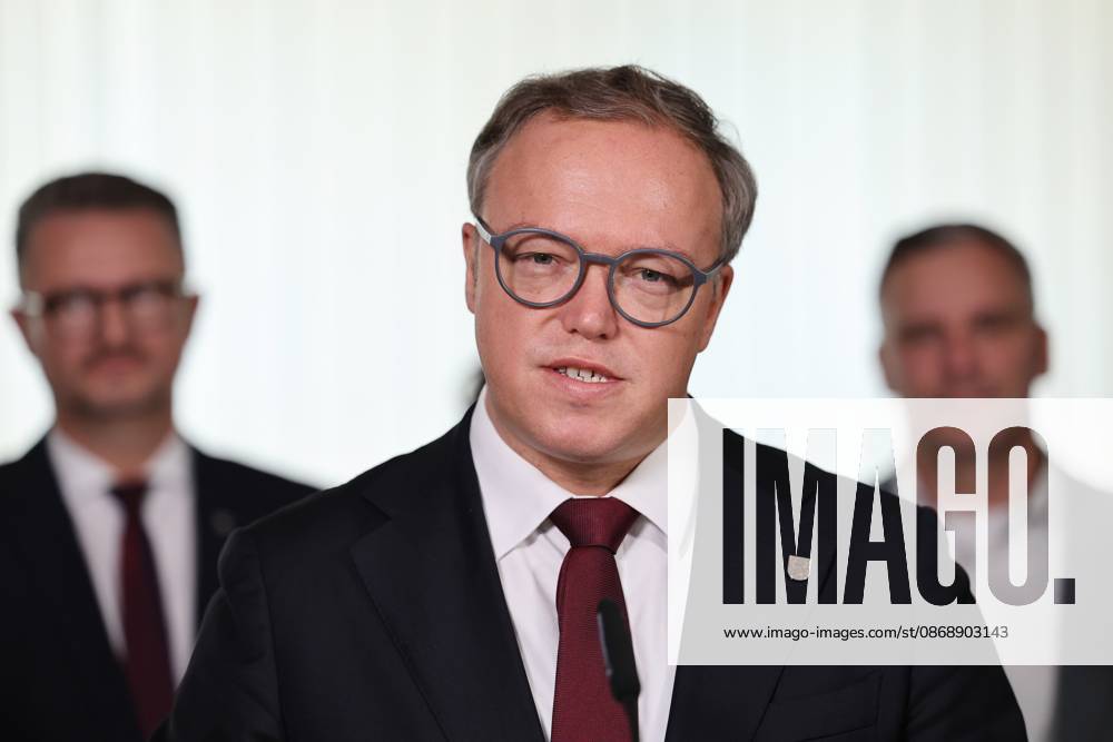 Thuringian State Parliament: Statement by Minister-President Mario Voigt (CDU), October 7, 2026, Erfurt, Thuringian State Parliament, Statement by Minister President Mario Voigt (CDU); he has withdrawn the lawsuit and accepts the revocation of his doctoral degree; he is issuing this statement on behalf of the entire parliamentary caucus, which is standing behind him symbolically