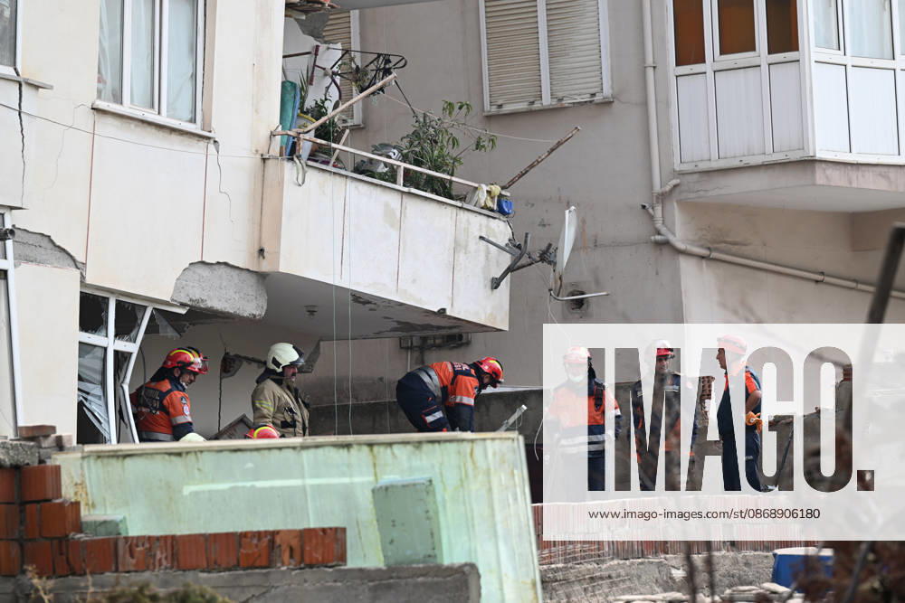 Search and rescue operations continue at partially collapsed building in Istanbul ISTANBUL, TURKIYE - OCTOBER 08: Search and rescue teams conduct operations at the site of a seven-story building that partially collapsed in the Maltepe district of Istanbul, Turkiye, on October 08, 2026. Emergency personnel and ambulances are deployed to the scene as search and rescue efforts continue. Ahmet Okatali Anadolu Istanbul Turkey. Editorial use only. Please get in touch for any other usage.