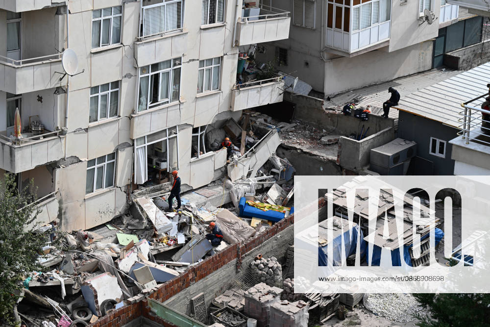 Seven-story residential building partially collapses in Istanbul ISTANBUL, TURKIYE - OCTOBER 08: Search and rescue teams conduct operations at the site of a seven-story building that partially collapsed in the Maltepe district of Istanbul, Turkiye, on October 08, 2026. Emergency personnel and ambulances are deployed to the scene as search and rescue efforts continue. Ahmet Okatali Anadolu Istanbul Turkey. Editorial use only. Please get in touch for any other usage.