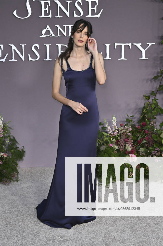 Stacy Martin at the premiere of the movie *Sense and Sensibility* at the United Theater in Los Angeles, October 7, 2026 Foto:xD.xStarbuckx xFuturexImagex sensuality_6035