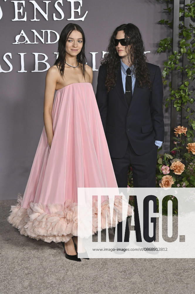 Esme Creed Miles and Daisy Maybe at the premiere of the movie *Sense and Sensibility* at the United Theater in Los Angeles, October 7, 2026 Foto:xD.xStarbuckx xFuturexImagex sensuality_6106