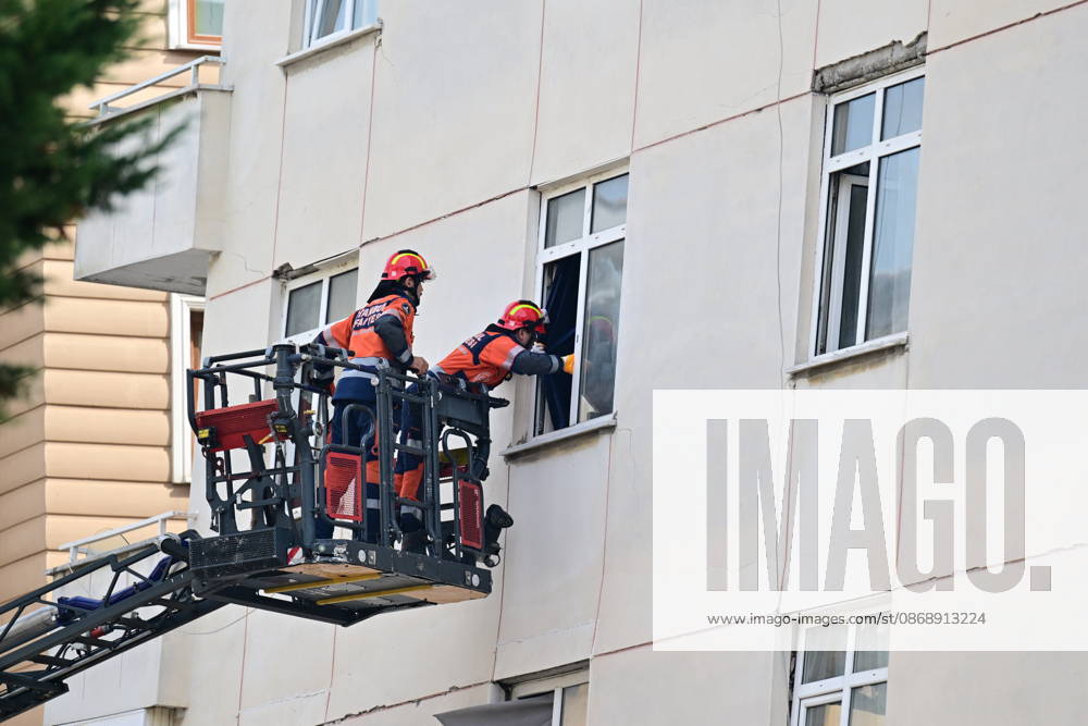 Partial collapse occurs in 7-story building in Istanbul s Maltepe district ISTANBUL, TURKIYE - OCTOBER 8: Search and rescue personnel, including firefighters, AFAD, UMKE, and police teams, operate at the site of a partial building collapse in the Cevizli neighborhood of Maltepe district, Istanbul, Turkiye on October 8, 2026. Trapped residents on the unaffected upper floors were evacuated while emergency teams initiated search and rescue efforts beneath the collapsed lower levels. Ten people were rescued alive from the rubble, while officials confirmed two fatalities as of late morning. Serhat Cagdas Anadolu Istanbul Turkey. Editorial use only. Please get in touch for any other usage.