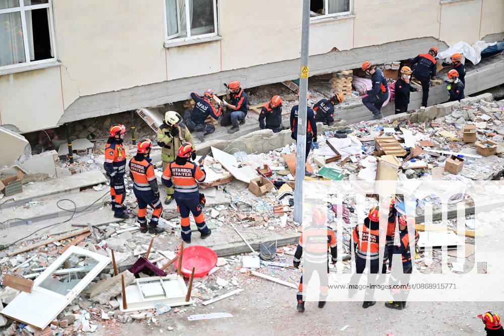 Partial collapse occurs in 7-story building in Istanbul s Maltepe district ISTANBUL, TURKIYE - OCTOBER 8: Search and rescue personnel, including firefighters, AFAD, UMKE, and police teams continue to operate at the site of a partial building collapse in the Cevizli neighborhood of Maltepe district, Istanbul, Turkiye on October 8, 2026. Trapped residents on the unaffected upper floors were evacuated while emergency teams initiated search and rescue efforts beneath the collapsed lower levels. Ten people were rescued alive from the rubble, while officials confirmed two fatalities as of late morning. Serhat Cagdas Anadolu Istanbul Turkey. Editorial use only. Please get in touch for any other usage.