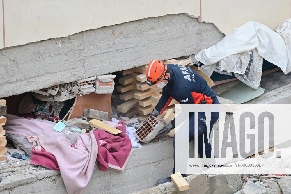 Partial collapse occurs in 7-story building in Istanbul s Maltepe district ISTANBUL, TURKIYE - OCTOBER 8: Search and rescue personnel, including firefighters, AFAD, UMKE, and police teams, operate at the site of a partial building collapse in the Cevizli neighborhood of Maltepe district, Istanbul, Turkiye on October 8, 2026. Trapped residents on the unaffected upper floors were evacuated while emergency teams initiated search and rescue efforts beneath the collapsed lower levels. Ten people were rescued alive from the rubble, while officials confirmed two fatalities as of late morning. Serhat Cagdas Anadolu Istanbul Turkey. Editorial use only. Please get in touch for any other usage.