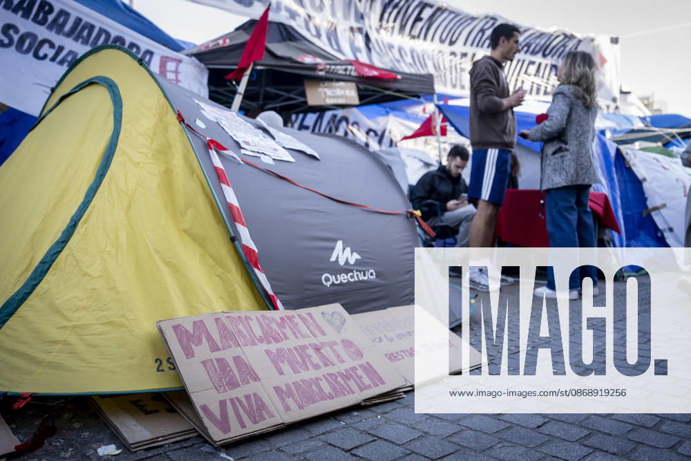 Protesters at Sol Square Stand by Their Demands for Housing Housing Protest at Puerta del Sol, October 8, 2026, in Madrid, Spain. The encampment at Sol has spilled over into the square, and the protesters are maintaining their demands against evictions and exorbitant rents. The Official State Gazette (BOE) published yesterday, October 7, the new version of the housing and rent decrees that the Council of Ministers approved the previous day OCTOBER 8, 2026 A Pé Madrid, Madrid, Spain