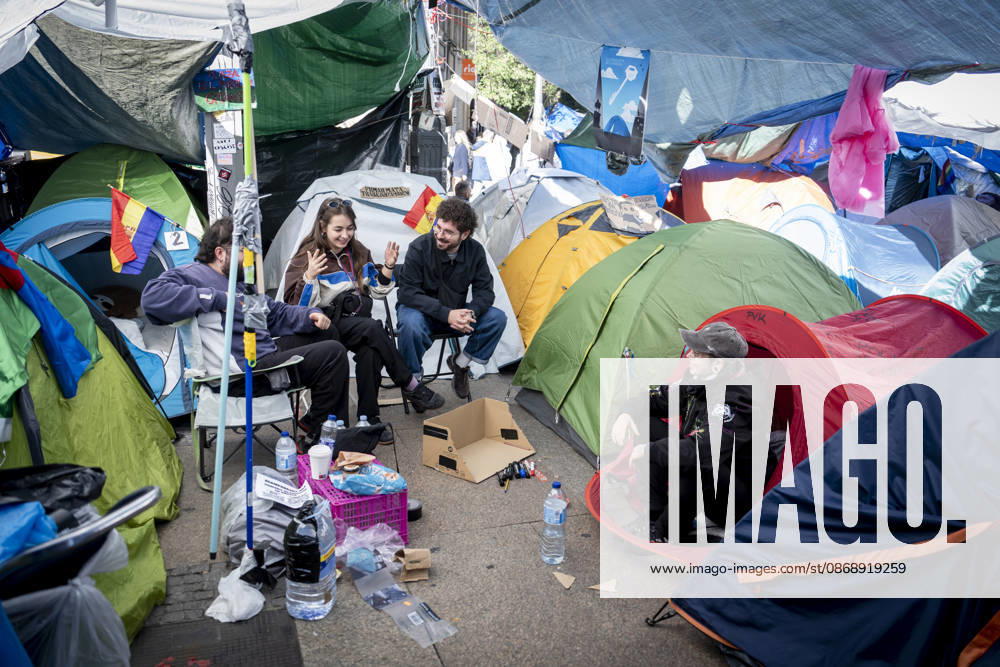 Protesters at Sol Square Stand by Their Demands for Housing Housing Protest at Puerta del Sol, October 8, 2026, in Madrid, Spain. The encampment at Sol has spilled over into the square, and the protesters are maintaining their demands against evictions and exorbitant rents. The Official State Gazette (BOE) published yesterday, October 7, the new version of the housing and rent decrees that the Council of Ministers approved the previous day OCTOBER 8, 2026 A Pé Madrid, Madrid, Spain
