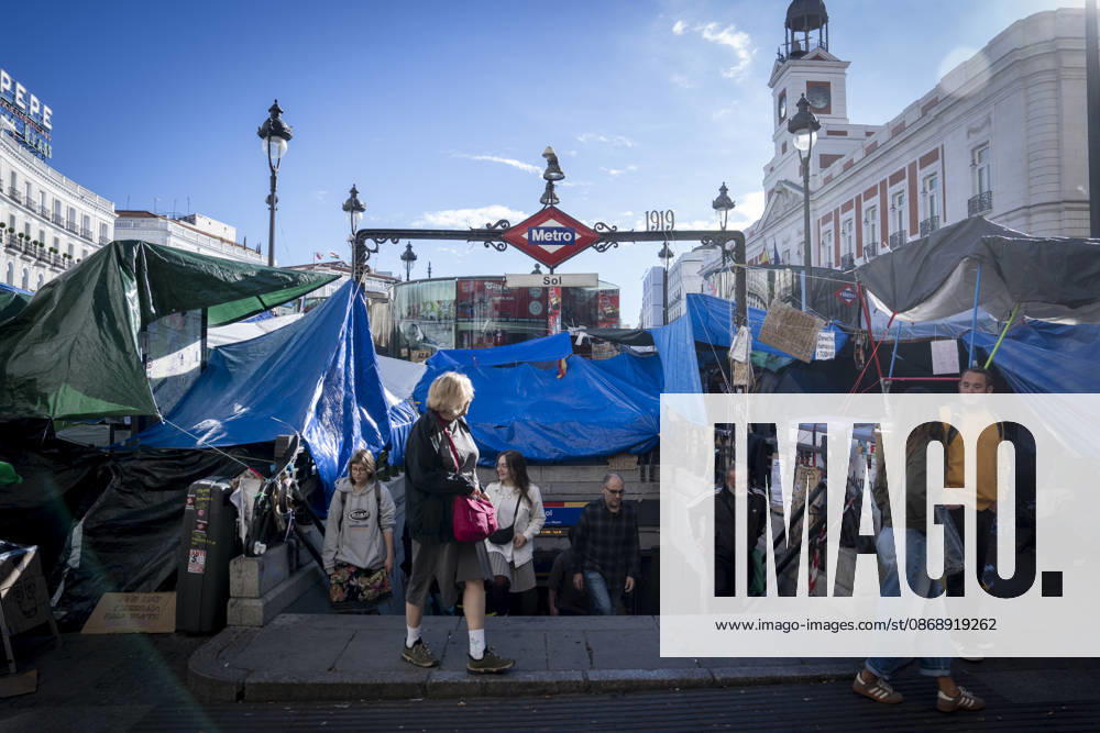 Protesters at Sol Square Stand by Their Demands for Housing Housing Protest at Puerta del Sol, October 8, 2026, in Madrid, Spain. The encampment at Sol has spilled over into the square, and the protesters are maintaining their demands against evictions and exorbitant rents. The Official State Gazette (BOE) published yesterday, October 7, the new version of the housing and rent decrees that the Council of Ministers approved the previous day OCTOBER 8, 2026 A Pé Madrid, Madrid, Spain