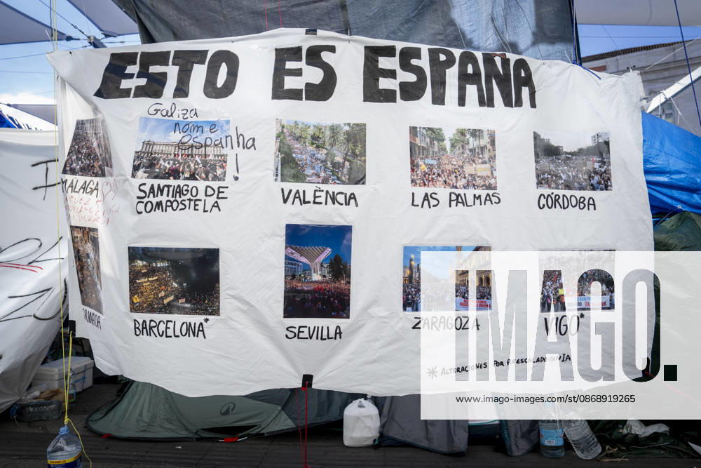 Protesters at Sol Square Stand by Their Demands for Housing Housing Protest at Puerta del Sol, October 8, 2026, in Madrid, Spain. The encampment at Sol has spilled over into the square, and the protesters are maintaining their demands against evictions and exorbitant rents. The Official State Gazette (BOE) published yesterday, October 7, the new version of the housing and rent decrees that the Council of Ministers approved the previous day OCTOBER 8, 2026 A Pé Madrid, Madrid, Spain